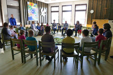 Kinderkarfreitagsliturgie im Gemeindezentrum (Foto: Karl-Franz Thiede)